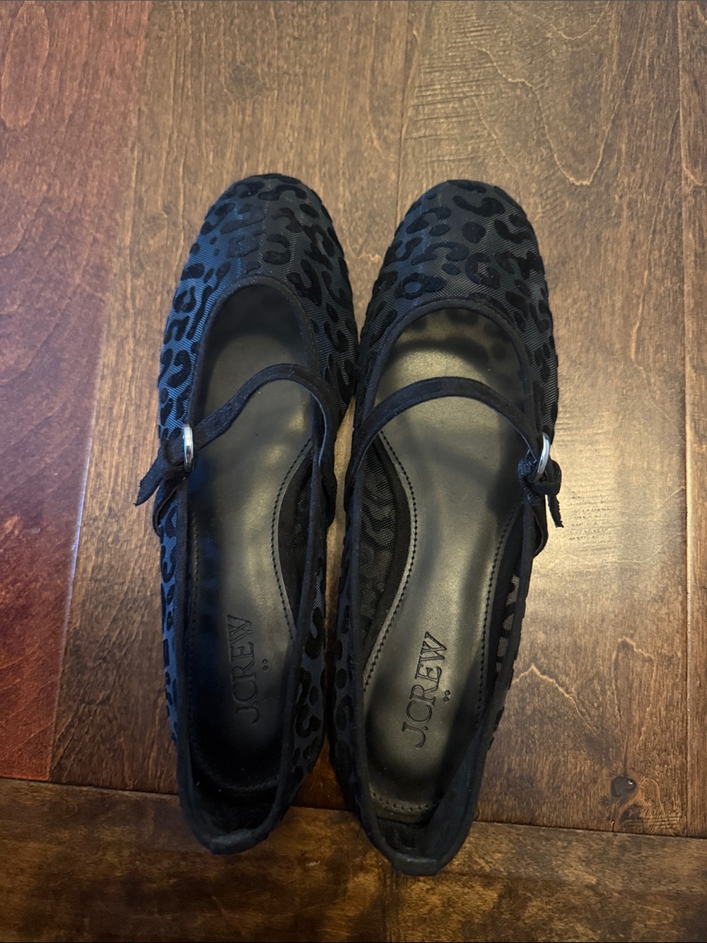 J, Crew flat